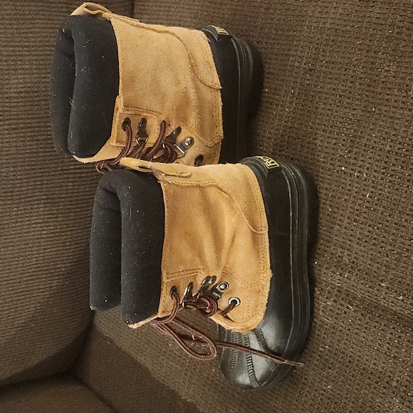 Boy's Ranger Suede and Black Rubber Insulated Boots Size 1 - Picture 2 of 10